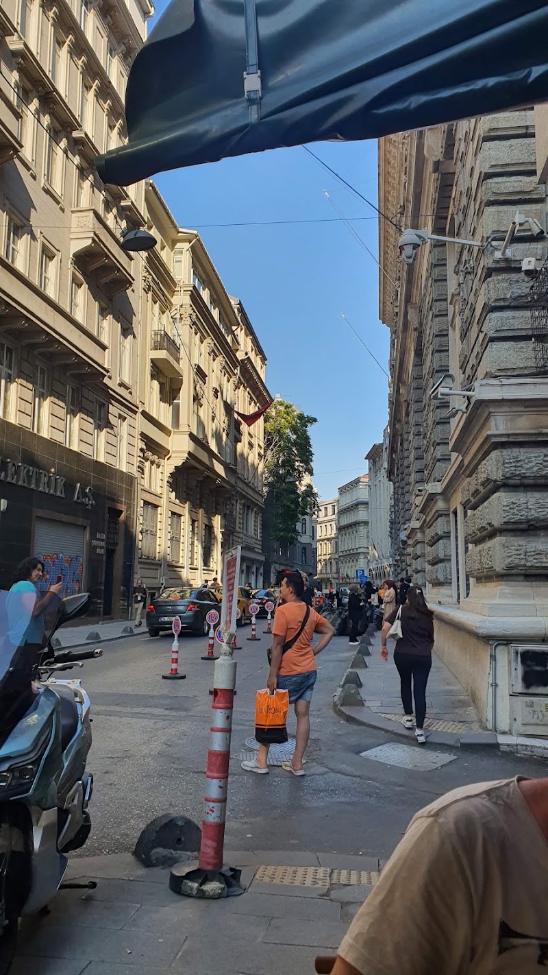 Beyoğlu & Karaköy Gezisi: İstanbul'un Kalbinde Keşif Rotası